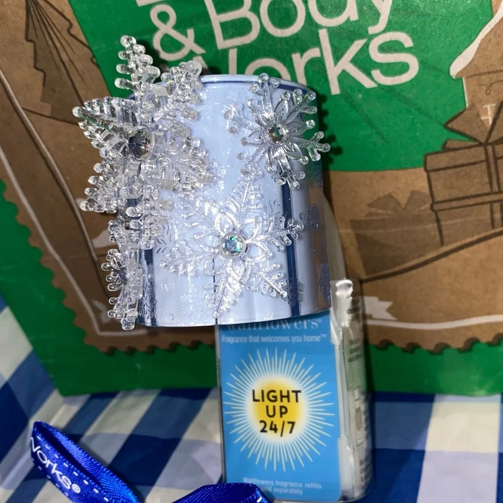BATH AND BODY WORKS SNOWFLAKES ON CUFF NIGHTLIGHT WALLFLOWER FRAGRANCE P…